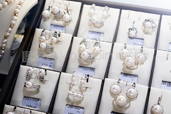零售黃金商店中的珍珠珠寶 展現(xiàn)優(yōu)雅與價(jià)值