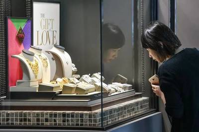 旺季生意淡 香港珠寶首飾零售業(yè)面臨嚴(yán)峻挑戰(zhàn)